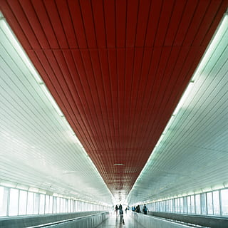 Muster, Kunst, Rahmen, Layout, Dekoration, Wiederholung, Stil, Bild, Einfachheit, Hintergrund, Element, Design, Mosaik-, Farbe, minimalistisch, minimal, Linien, rot, abstrakt, die Architektur, Transport, drinnen, modern, beleuchtet, Decke, Reise, gebaute Struktur, Flughafen, Gehen, Fußweg, futuristisch, Lichtanlage, Richtung, Stadt, Tunnel, Bewegung, Geschäft, Bodenbelag, Flughafen Abflugbereich, Bahnhof, Eingangshalle, Verlassen, 1080P, CC0, gemeinfrei, lizenzfrei