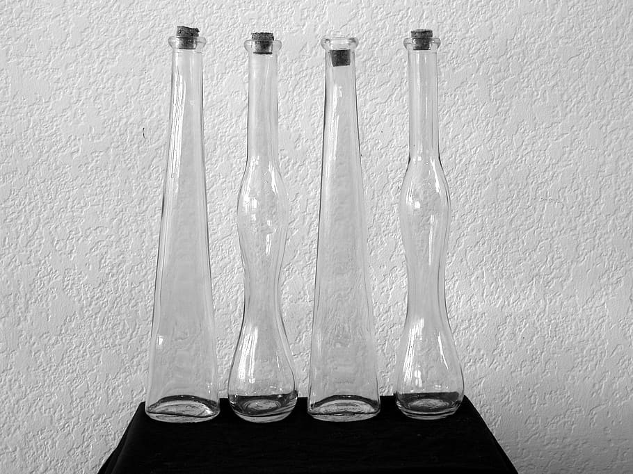 Flasche, Flaschen, vier, 4, Stillleben, Schwarz und weiß, b und w, keine Leute, Glas - Material, drinnen, Wandbau - Funktion, transparent, Seite an Seite, Glas, Nahansicht, Anordnung, Trinkglas, Haushaltsausstattung, Tabelle, Gruppe von Objekten, Gesundheitswesen und Medizin, Hygiene, weiße Farbe, Erfrischung, hängend, Holz - Material, Tablett, 1080P