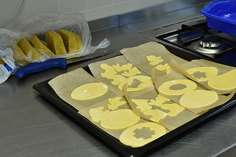 Backen, Süßigkeiten, Ostern, drinnen, Frische, Lebensmittel, Stillleben, Essen und Trinken, Gelb, High Angle View, Küche, keine Leute, Vorbereitung, Nahansicht, Tabelle, Rohkost, Essen vorbereiten, Haushaltsküche, Wohnraum, gesundes Essen, Wohlbefinden, Süßes Essen, Küchenutensilien, Tablett, 5K, CC0, gemeinfrei, lizenzfrei
