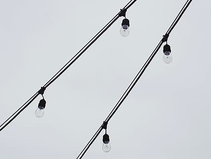 luce, lampadina, palo di utilità, faro, lampada, paralume, torcia, lampione, guidato, stampino, griglia, disegno, arte, schizzo, filo, cerchio, semaforo, simbolo del riciclaggio, simbolo, luccichio, attrezzatura per l'illuminazione, Inquadratura dal basso, nessuno, cielo, sospeso, cavo, elettricità, natura, copia spazio, strada, cielo sereno, luce elettrica, all'aperto, giorno, connessione, crepuscolo, metallo, lampada elettrica, materiale elettrico, 4K, CC0, dominio pubblico, privo di copyright