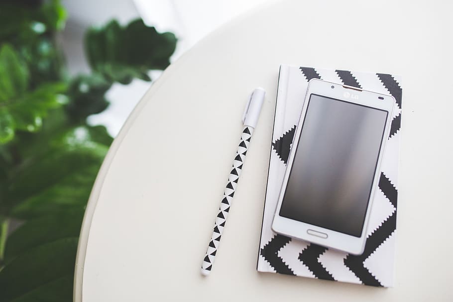 top, udsigt, mobil, telefon, tom, skærm, mockup, notesbog, noter, pen, smartphone, teknologi, tæt på, ingen mennesker, forbindelse, fokus på forgrunden, meddelelse, stilleben, indendørs, høj vinkel visning, bord, hvid farve, trådløs teknologi, offentliggørelse, blank, dagbog, computer, studio skud, Bestil, spiralformet, 5K