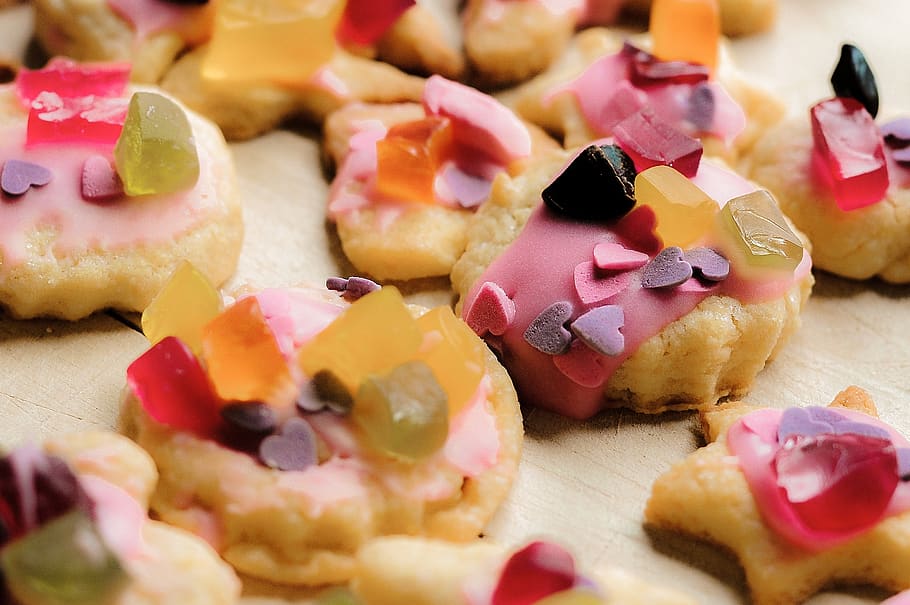 pa cuit, cocció, galetes, caramels, menjar i beguda, menjar, menjar dolç, dolç, primer pla, menjar poc saludable, frescor, indulgència, natura morta, enfocament selectiu, postres, a l'interior, multicolor, al forn, cap gent, gran grup d'objectes, llest per menjar, temptació, variació, elecció, berenar, 2K