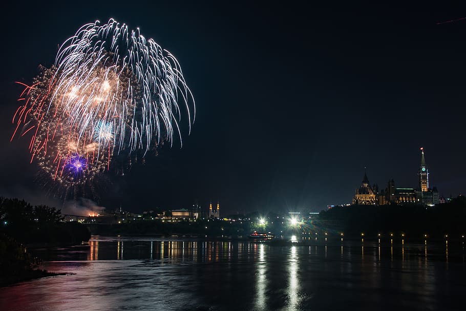 focs artificials, llum, fosc, nit, cel, Església, juliol, estiu, fora, gatineau, québec, ontari, ottawa, capital, parlament, exposició llarga, Le, reflexió, aigua, Dia del Canadà, il·luminat, exterior de l'edifici, arquitectura, estructura construïda, exhibició de focs artificials, ciutat, cultura i entreteniment artístic, moviment, riu, naturalesa, cap gent, davant del mar, a l'aire lliure, focs artificials - objecte fet per l'home, 2K