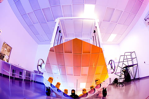 Salon de ciencias, varios, Ingenieria, investigación, ciencia, espacio, arquitectura, grupo de personas, moderno, multitud, iluminado, estructura construida, hombres, adentro, gente, negocio, edificio, movimiento borroso, adulto, Entrada, escalera, equipo de iluminación, color rosa, futurista, púrpura, 1080P, CC0, dominio público, libre de derechos