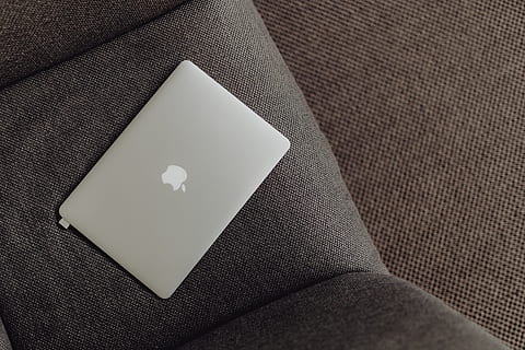 Fermer, vue, fermé, portable, mensonge, gris, fauteuil, technologie, ordinateur, macbook, La technologie, à l'intérieur, forme de coeur, textile, personne, vue grand angle, nature morte, texturé, émotion, amour, couleur blanche, émotion positive, espace de copie, culture artistique et divertissement, cartes, couleur noire, jeux de loisirs, canapé, papier, nettoyer, 5K, CC0, domaine public, libre de droits