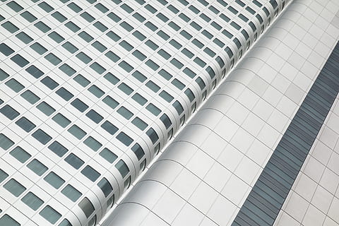 arquitectura, edifici, infraestructura, estructura, establiment, apartament, finestres, condomini, hotel, patró, estructura construïda, exterior de l'edifici, modern, cap gent, corba, característica arquitectònica, vista d’angle baix, ciutat, fons, marc complet, dia, oficina, disseny, futurista, sostre, a l'aire lliure, exterior d’edifici d’oficines, resum, 5K, CC0, domini públic, lliure de regalies