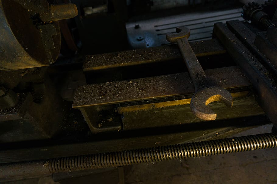 atelier, diy, cheie de piulițe, cheie, strung, maşină, praf, vechi, ruginit, metal, în interior, nici o persoana, a închide, industrie, mașini, echipament, vedere în unghi mare, să se concentreze asupra primelor elemente, tehnologie, mașină, conexiune, fabrică, învechit, urmări, instrument de lucru, natură moartă, echipament industrial, 4K