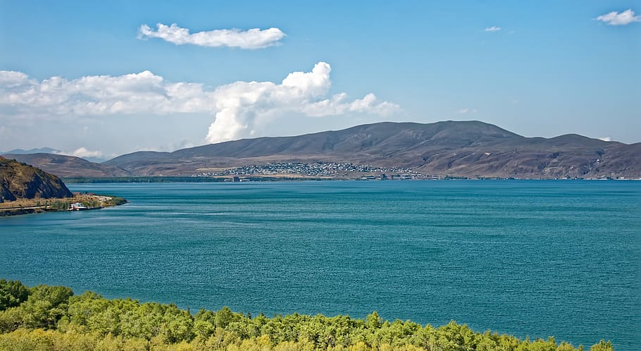 armenia, llac sevan, paisatge, llac, muntanyes, aigua, panorama, caucàsic, bellesa a la natura, cel, escenics - natura, muntanya, escena tranquil·la, tranquil·litat, núvol - cel, dia, naturalesa, idíl·lic, terra, escena no urbana, blau, planta, cap gent, Serra, mar, a l'aire lliure, color turquesa, 8K