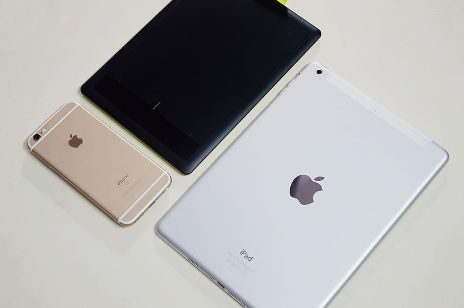 dos, negre, ipad de plata, poma, dispositius, electrònica, gadgets, ipad, iphone, iphone 6s, comprimits, tecnologia, telèfon intel·ligent, tecnologia sense fils, comunicació, cap gent, natura morta, connexió, dispositiu d’informació portàtil, vista d’angle alt, a l'interior, forma del cor, color negre, telèfon mòbil, tir de l'estudi, primer pla, fons blanc, pantalla, pantalla del dispositiu, taula, pantalla tàctil, equipament elèctric, 1080P