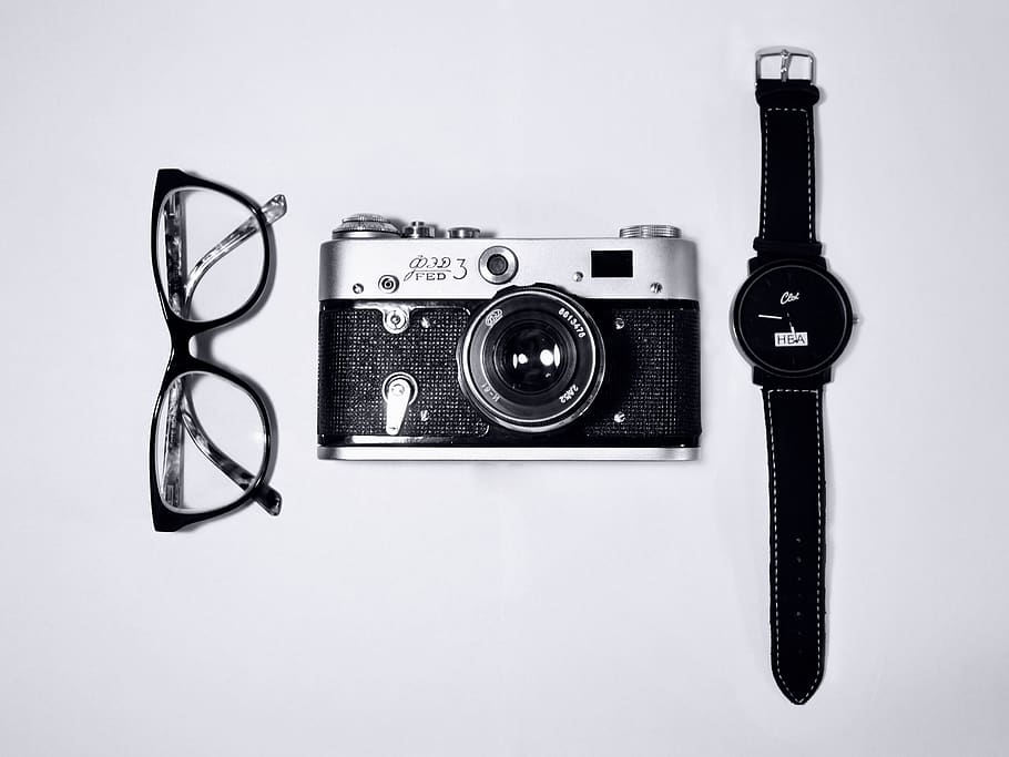 ulleres, càmera, veure, objectes, accessoris, tecnologia, tir de l'estudi, a l'interior, estil retro, fons blanc, natura morta, temes de fotografia, sol objecte, primer pla, cap gent, càmera - equip fotogràfic, comunicació, nostàlgia, antiguitat, text, nombre, lent - instrument òptic, analògic, equipament, 2K