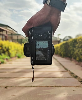 elektronik, kamera, person, human, fotografering, Foto, plante, vegetation, fotograf, Busk, udendørs, portræt, ansigt, video kamera, natur, jord, dyr, finger, Skærm, menneskelig hånd, hånd, menneskelig kropsdel, rigtige mennesker, fokus på forgrunden, bedrift, en person, teknologi, fotografering temaer, dag, meddelelse, kamera - fotografisk udstyr, livsstil, sky - himmel, tæt på, uigenkendelig person, bygget struktur, digitalt kamera, 2K, CC0, offentligt domæne, royaltyfrie