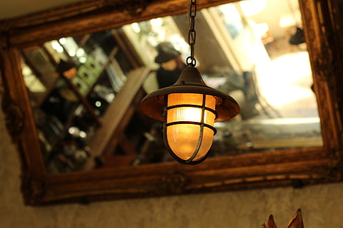 lampe, lys, speil, refleksjon, kaffeplass, henger, belysningsutstyr, fokusere på forgrunnen, innendørs, belyst, lav vinkel visning, ingen folk, tre - materiale, elektrisk lampe, anheng lys, tak, elektrisitet, nærbilde, elektrisk lys, arkitektur, lykt, glass - materiale, dag, 5K, CC0, offentlig domene, opphavsrett gratis