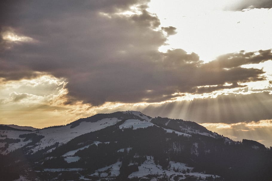 solstråler, passerer, skyer, kold, mørke skyer, landskab, bjerg, natur, natur tapet, naturskøn, sne, sol, solopgang, solnedgang, træer, vejr, vinter, sky - himmel, himmel, scenics - natur, skønhed i naturen, ro, rolig scene, kold temperatur, ingen mennesker, solstråle, miljø, bjergkæde, idyllisk, majestætisk, sollys, snedækket bjerg, udendørs, bjergtop, 5K