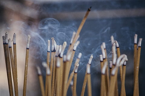fum - estructura física, encens, cremant, lloc de culte, religió, espiritualitat, creença, perfumat, cremada, gran grup d'objectes, primer pla, cendra, enfocament selectiu, material de fusta, edifici, cap gent, pal - part de la planta, 4K