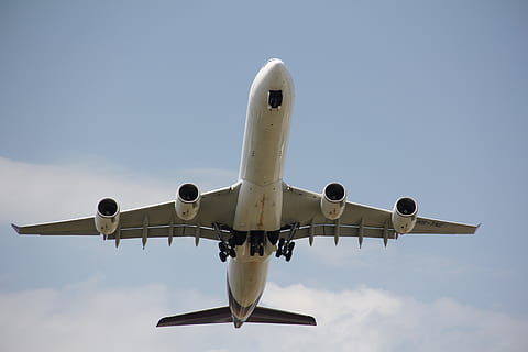 avions, començar, volant, cel, aeroport, sortida, motor, aviació, viatjar, vehicle aeri, avió, manera de transport, transport, avió comercial, naturalesa, indústria aeroespacial, a l'aire, cap gent, dia, moviment, ala dels avions, a l'aire lliure, Color blanc, viatge, vista d’angle baix, arribada, a dalt, 5K, CC0, domini públic, lliure de regalies