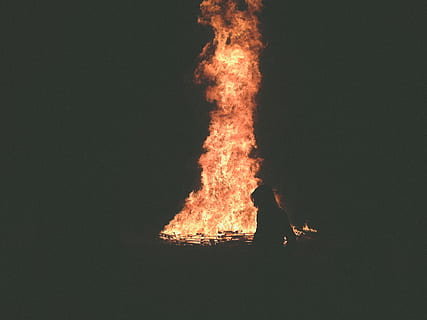 brand, vlam, vreugdevuur, donker, nacht, mensen, vrouw, brandend, vuur - natuurverschijnsel, warmte - temperatuur, echte mensen, natuur, gloeiend, beweging, mannen, Oranje kleur, levensstijlen, staand, architectuur, buitenshuis, 2K, CC0, publiek domein, royaltyvrij