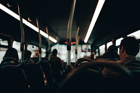 Leute im Bus, Bus, Mensch, Person, Transport, Fahrzeug, Fahren, Beleuchtung, launisch, Geschichte, Pendler, Filmszene, filmisch, Vereinigtes Königreich, warten, Szene, London, Großbritannien, Reise, Stimmung, Bushaltestelle, Gruppe von Leuten, Transportmittel, echte Menschen, Fahrzeuginnenraum, Menge, Männer, öffentliche Verkehrsmittel, große gruppe von menschen, Passagier, Lebensstile, Frau, Schienenverkehr, Erwachsene, Zug, Sitz, 4K, CC0, gemeinfrei, lizenzfrei