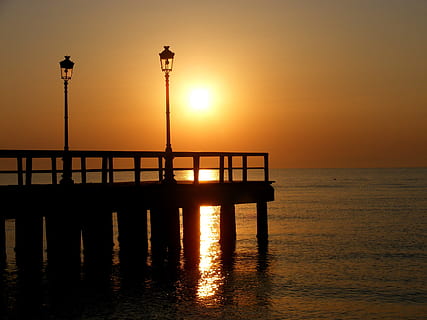 dok, lanterne, lys, kyst, strand, vand, flyde, hav, himmel, solnedgang, gadebelysning, belysningsudstyr, orange farve, skønhed i naturen, ro, gade, horisont, natur, bygget struktur, afspejling, horisont over vand, scenics - natur, arkitektur, ingen mennesker, silhuet, sol, udendørs, elektrisk lampe, 2K, CC0, offentligt domæne, royaltyfrie