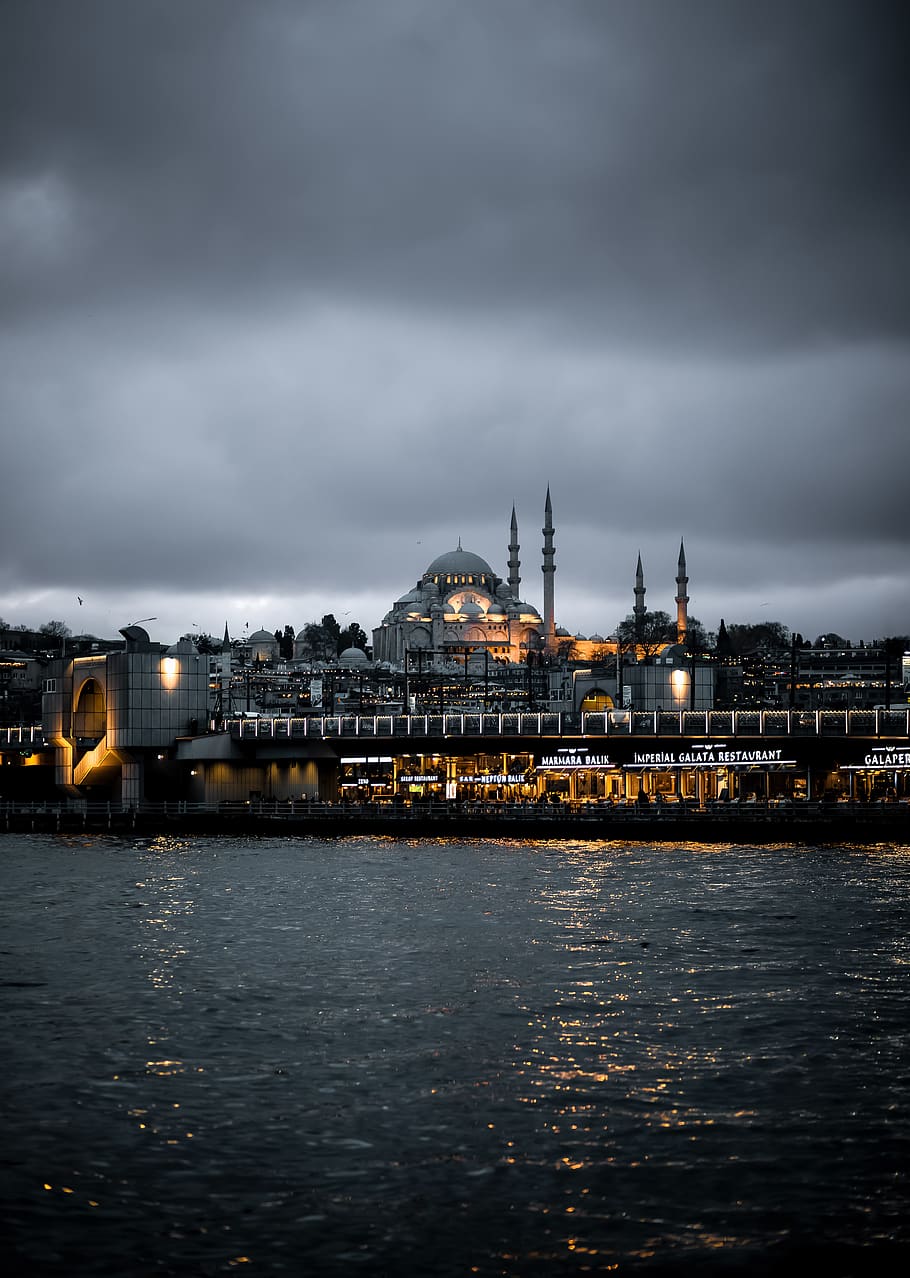 moschea, Turchia, architettura, costruzione, città, nuvoloso, moto d'acqua, esterno dell'edificio, struttura costruita, acqua, nuvola - cielo, cielo, illuminato, lungomare, natura, luogo di culto, religione, spiritualità, nessuno, destinazioni di viaggio, viaggio, credenza, crepuscolo, fiume, paesaggio urbano, all'aperto, governo, 5K