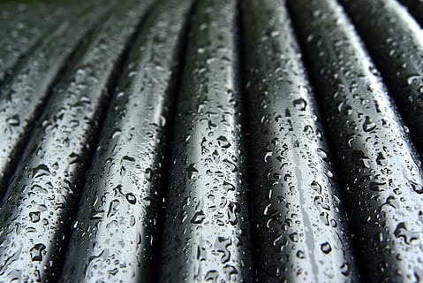 kabelový naviják, kabelový buben, kabel, napájecí kabel, podzemních kabelů, místě, technologie, spirála, mokré, déšť, dešťová kapka, zemní práce, elektřina, elektrické vedení, konstrukce, v rozpacích, linku sítě, stočený, pozadí, celý rám, nikdo, detail, kov, vzor, texturou, v řadě, pokles, bok po boku, selektivní zaměření, den, lesklý, zvětralý, opakování, zaměřit se na popředí, ocel, trubka - trubka, slitina, vlnitý, stříbrné barvy, 5K, CC0, veřejná doména, bez autorských práv