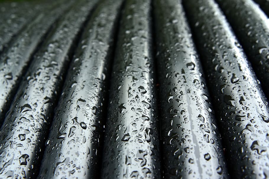 bobina de cable, tambor de cable, cable, cable de corrent, cables subterranis, lloc, tecnologia, espiral, humit, pluja, gota de pluja, terres, electricitat, línia elèctrica, construcció, vergonyós, línia de xarxa, enrotllat, fons, marc complet, cap gent, primer pla, metall, patró, textura, en fila, tirar, costat a costat, enfocament selectiu, dia, brillant, resistent, repetició, centrar-se en primer pla, acer, detall, tub de tub, aliatge, corrugat, color plata, 5K
