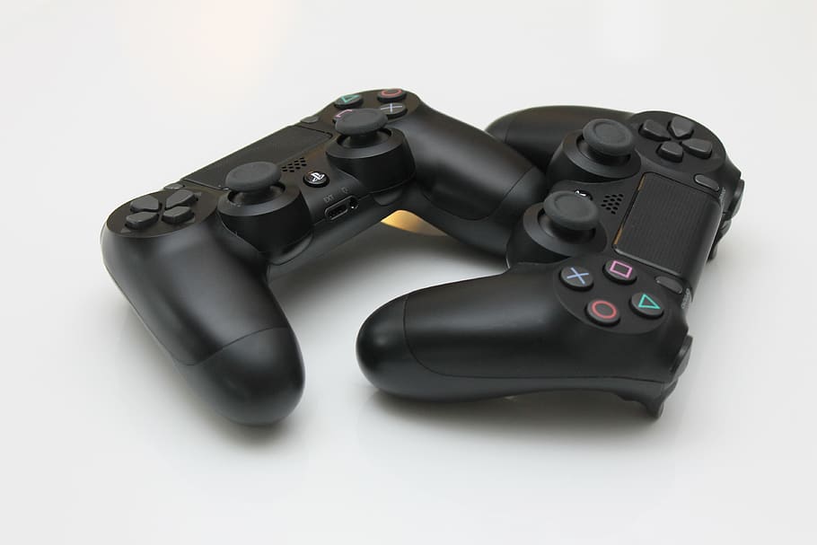 dos, negre, controladors sony ps 4, ps4, pistola, arma, electrònica, joystick, consola, accessoris, tir de l'estudi, tecnologia, color negre, a l'interior, natura morta, cap gent, fons blanc, comunicació, sol objecte, tallar, primer pla, vista d’angle alt, seguretat, dos objectes, control, equipament, control remot, modern, tecnologia sense fils, plàstic, càmera digital, agressió, automàtic, 4K