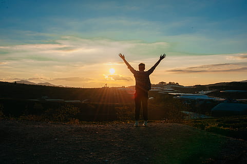 fotografia, uomo, raccolta, mani, retroilluminato, nuvole, ambiente, , dom, paesaggio, luce, natura, persona, ricreazione, cielo, sole, Alba, tramonto, braccio umano, persone reali, in piedi, una persona, nuvola - cielo, braccia alzate, stili di vita, bellezza nella natura, attività di svago, lunghezza intera, scenics - natura, terra, silhouette, campo, scena tranquilla, arto, all'aperto, eccitazione, 4K, CC0, dominio pubblico, privo di copyright