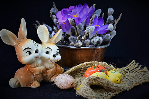 påske, påske tema, stilleben, krokus, palmeafdelinger, tidlig blomer, blomster, forårsvågne, natur, forår, lyse, æg, påskeæg, farverig, lilla, tæt på, flor, repræsentation, Kunst og håndværk, dyr repræsentation, indendørs, ingen mennesker, kreativitet, studio skud, dyr, plante, kanin - dyr, blomst, blomstrende plante, sort baggrund, Påske hare, pattedyr, legetøj, 4K, CC0, offentligt domæne, royaltyfrie