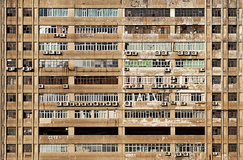 arkitektur, bygning, infrastruktur, struktur, etablering, lejlighed, vinduer, aircon, bygget struktur, vindue, baggrunde, bygning udvendig, fuld ramme, ingen mennesker, boligområde, i en række, mønster, by, balkon, udendørs, dag, gentagelse, sollys, facade, beige, kontorbygning udvendig, 4K, CC0, offentligt domæne, royaltyfrie