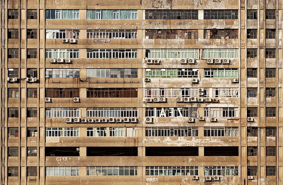 arquitectura, edifici, infraestructura, estructura, establiment, apartament, finestres, aire condicionat, estructura construïda, fons, finestra, marc complet, exterior de l'edifici, cap gent, barri residencial, balcó, patró, en fila, ciutat, a l'aire lliure, dia, repetició, llum solar, característica arquitectònica, façana, exterior d’edifici d’oficines, 4K