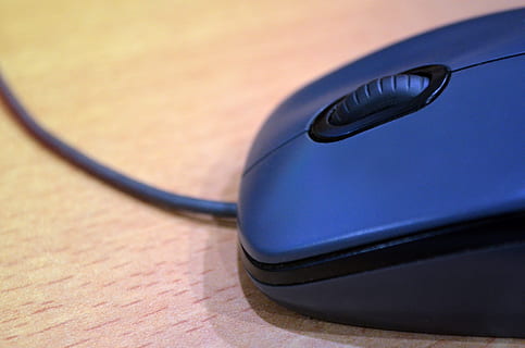 souris d'ordinateur, ordinateur, l'Internet, La technologie, Technologie sans fil, lien, équipement informatique, la communication, câble, affaires, réseau informatique, personne, table, à l'intérieur, ordinateur de bureau, fermer, équipement, clavier, affaire d'entreprise, clavier d'ordinateur, partie informatique, équipement électrique, dispositif mains libres, bouton poussoir, 2K, CC0, domaine public, libre de droits