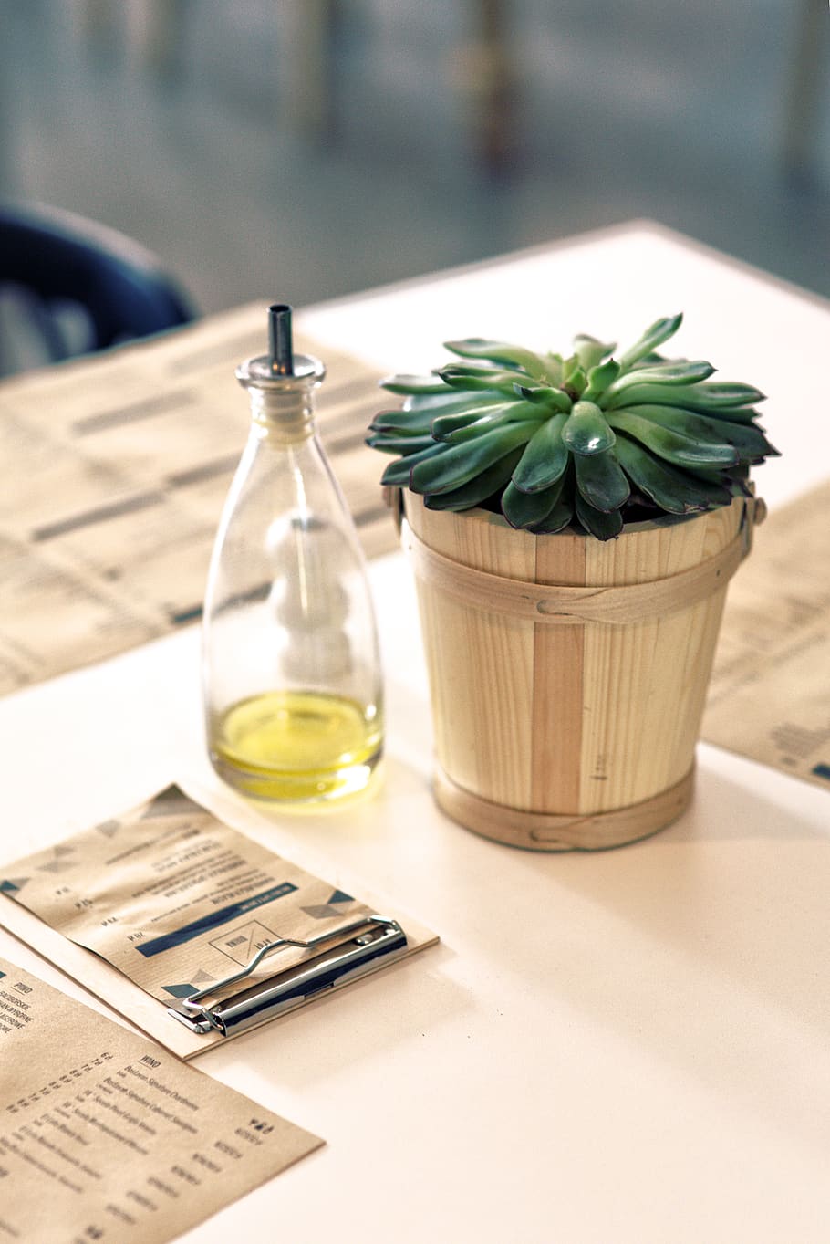 planta, I, oli, taula, ampolla, contenidor, decoració, beure, menjar, vidre, salut, a l'interior, medicina, menú, relaxació, restaurant, te, tractament, vi, fusta, natura morta, centrar-se en primer pla, cap gent, transparent, frescor, naturalesa, menjar i beguda, primer pla, vidre - material, vista d’angle alt, paper, dia, benestar, 5K