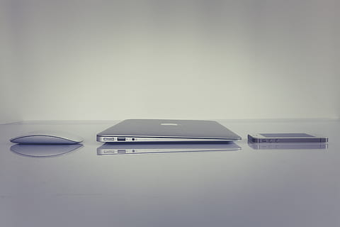 laptop, appel, macbook, computer, browser, Onderzoek, studie, school-, bedrijf, werk, bureau, zilver, mobiel, telefoon, binnenshuis, stilleven, tafel, geen mensen, technologie, kopie ruimte, Draadloze technologie, verbinding, communicatie, studio opname, kantoor, bril, computerapparatuur, pen, meubilair, detailopname, papier, nietmachine, 5K, CC0, publiek domein, royaltyvrij