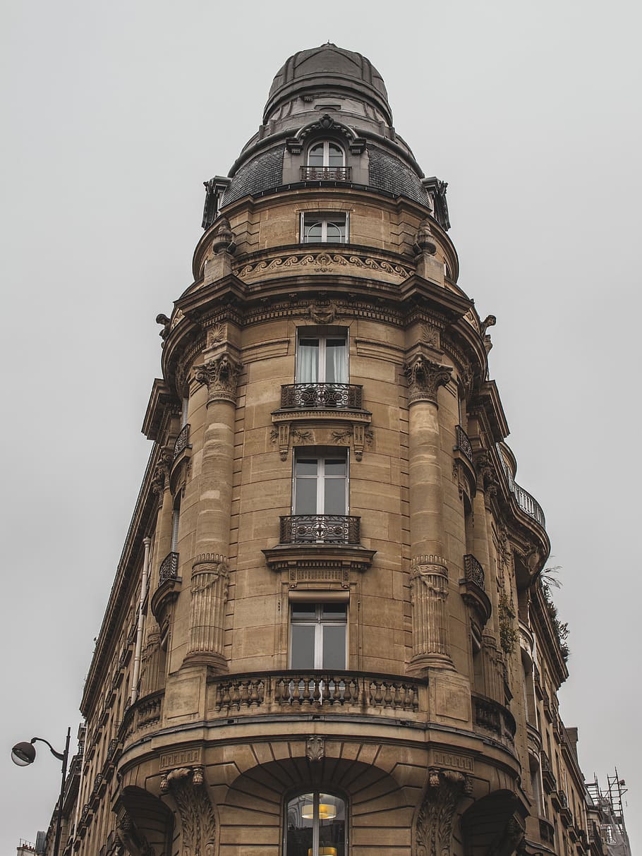 ulls de cucs, beix, edifici, arquitectura, torre, cúpula, paris, ciutat, França, edifici haussmann, edifici d'oficines, Torre del Rellotge, metròpolis, urbà, contrast, turista, alt, turisme, gran, carrer, fletxa, vista d’angle baix, exterior de l'edifici, estructura construïda, cel, el passat, cel clar, cap gent, història, naturalesa, dia, destinacions de viatge, finestra, a l'aire lliure, religió, lloc de culte, 5K