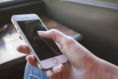 Gerät, Hand, Attrappe, Lehrmodell, Simulation, iphone, iPhone 5s, 5s, Weiß, Apfel, Smartphone, Handy, Mobiltelefon, Café, Brille, Reflexion, Licht, kabellose Technologie, menschliche Hand, Technologie, Mobiltelefon, tragbares Informationsgerät, Kommunikation, menschliches Körperteil, Verbindung, halten, eine Person, Bildschirm, Telefon, telefonieren, Berührungsempfindlicher Bildschirm, echte Menschen, Lebensstile, simsen, Nahansicht, draußen, Körperteil, Finger, 5K, CC0, gemeinfrei, lizenzfrei