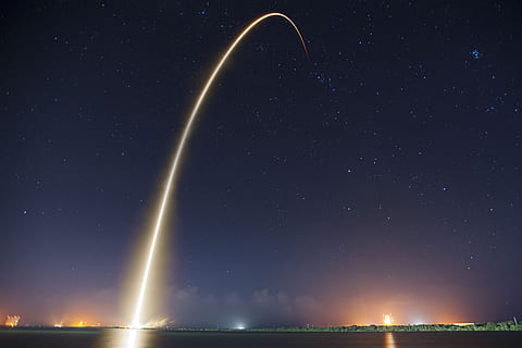 lansarea rachetei, noapte, traiectorie, SpaceX, ridicare, lansa, flăcări, propulsie, spaţiu, rachetă, viteză, vehicul, transport, nava spatiala, putere, nave spațiale, zbor, combustibil, numărătoarea inversă, cape canaveral, platforma de lansare, astronomie, cer, stea - spațiu, iluminat, frumusețe în natură, scenice - natura, galaxie, natură, apă, stea, liniște, nici o persoana, o scenă liniștită, în aer liber, idilic, mare, calea Lactee, spațiu și astronomie, 2K, CC0, domeniu public, fără drepturi de autor