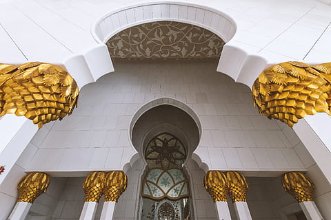 dettagli, Moschea dello sceicco, Abu Dhabi, (UAE), Inquadratura dal basso, architettura, in casa, struttura costruita, nessuno, modello, credenza, creatività, arte e artigianato, soffitto, color oro, mestiere, religione, giorno, design, scultura, destinazioni di viaggio, arco, luogo di culto, costruzione, colonna architettonica, ornato, governo, 4K