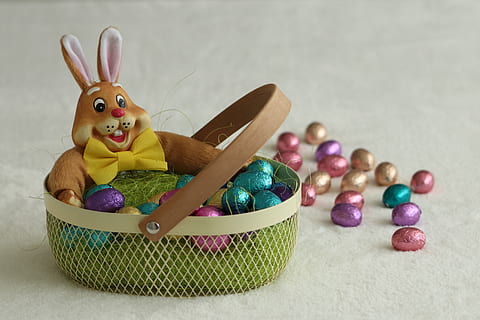 Ostern, Osterdekoration, Eier, Osterhase, haas, bunt, Dekoration, Korb, Schokolade, paasmand, Frühling, Grußkarte, paaskaart, Osterei, mehrfarbig, Feier, Urlaub, Stillleben, drinnen, Darstellung, Kunst und Handwerk, Lebensmittel, Ei, Tierdarstellung, keine Leute, Kaninchen - Tier, Nahansicht, Kreativität, Ferienveranstaltung, 5K