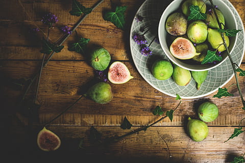 fig, fresc, rústic, fruita, saludable, deliciós, menjar, dolç, vitamina, nutrició, vegetarià, taula, fusta, placa, dieta, madur, bio, sucós, verdures, alimentació saludable, benestar, frescor, menjar i beguda, material de fusta, natura morta, a l'interior, directament a sobre, taula de tallar, vista d’angle alt, cap gent, bol, ganivet de cuina, fruita de poma, utensili per menjar, equipament per a la llar, ganivet, poma, 5K, CC0, domini públic, lliure de regalies
