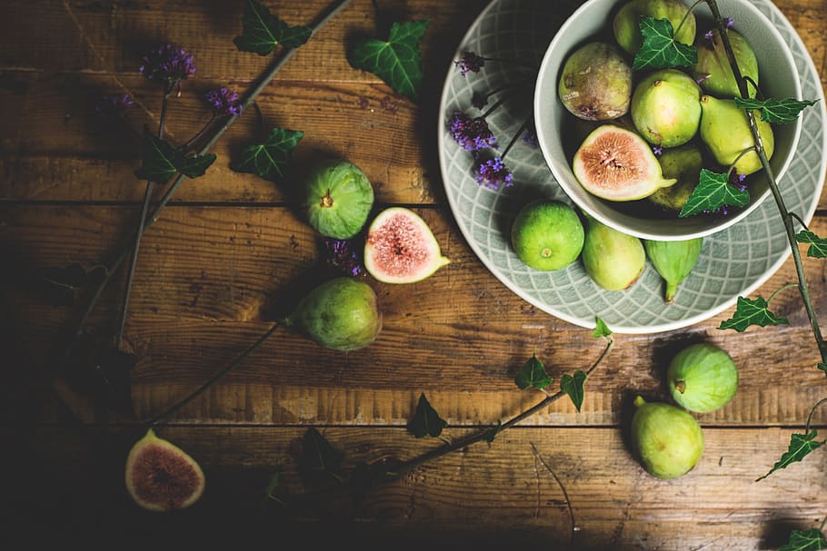fig, fresc, rústic, fruita, saludable, deliciós, menjar, dolç, vitamina, nutrició, vegetarià, taula, fusta, placa, dieta, madur, bio, sucós, verdures, alimentació saludable, benestar, frescor, menjar i beguda, material de fusta, natura morta, a l'interior, directament a sobre, taula de tallar, vista d’angle alt, cap gent, bol, ganivet de cuina, fruita de poma, utensili per menjar, equipament per a la llar, ganivet, poma, 5K