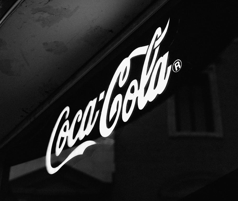 Coca-Cola-Zeichen, Symbol, Warenzeichen, Logo, Alphabet, Text, Licht, Zeichen, Fahrzeug, Flugzeug, Transport, Cafe, Restaurant, Getränk, Koka, Koks, Et-Zeichen, Wort, Cafeteria, westliche Schrift, Kommunikation, Flachwinkelansicht, beleuchtet, keine Leute, die Architektur, gebaute Struktur, drinnen, Information, Nacht-, Lichtanlage, Wandbau - Funktion, Hinweisschild, Großbuchstabe, Neon-, Nahansicht, Fenster, Decke, Botschaft, Ladenschild, 4K