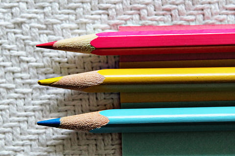 juganer, creativitat, creatiu, crear, dibuixar, llapis de color, llapis, color, colorit, primer pla, natura morta, cap gent, multicolor, en fila, llapis de colors, a l'interior, variació, instrument d’escriptura, grup d'objectes, groc, elecció, ordre, centrar-se en primer pla, art i artesania, blau, arranjament, enfocament selectiu, material de fusta, 4K, CC0, domini públic, lliure de regalies