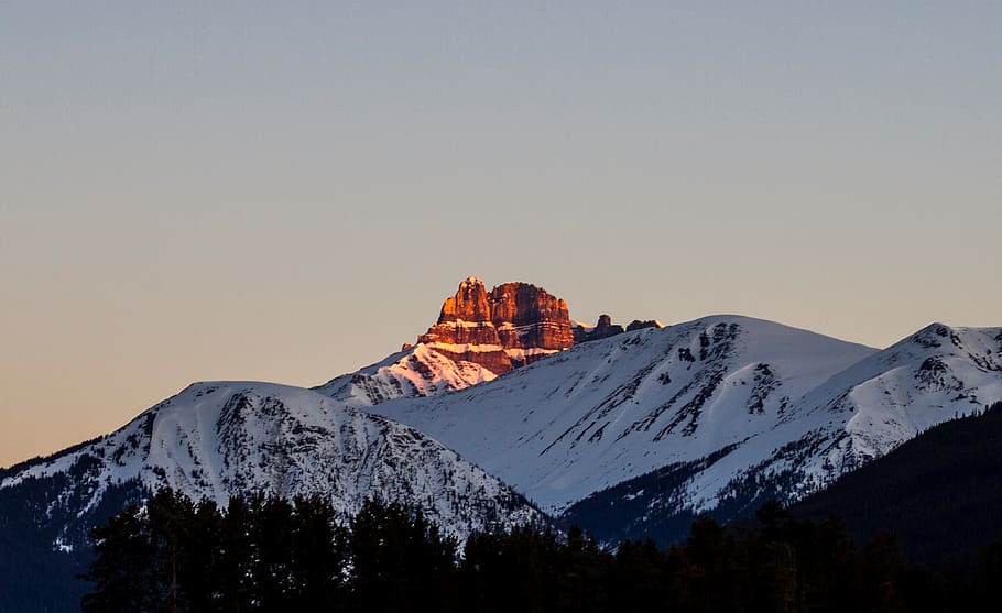 castello, catena montuosa, montagna, all'aperto, natura, picco, la neve, ghiaccio, Lake Louise, Canada, inverno, pianta, sole, albero, bow valley, parco nazionale di Banff, Alba, viaggio, abies, abete, scenics - natura, cielo, bellezza nella natura, temperatura fredda, montagna innevata, scena tranquilla, nessuno, tramonto, roccia, la tranquillità, roccia - oggetto, solido, ambiente, idilliaco, picco di montagna, formazione, 4K