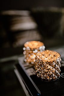 licorera, velas, pintura, pared, interior, casa, revistas, esenciales, libros, decoración, decoraciones, elegante, calentar, adentro, glamour, acogedor, elegancia, comida y bebida, comida, comida dulce, indulgencia, centrarse en primer plano, horneado, de cerca, nadie, frescura, tentación, listo para comer, enfoque selectivo, bocadillo, postre, Galleta, dulce, foto de estudio, grupo de objetos, apilar, mollete, Comida comfortable, pequeña, 5K, CC0, dominio público, libre de derechos