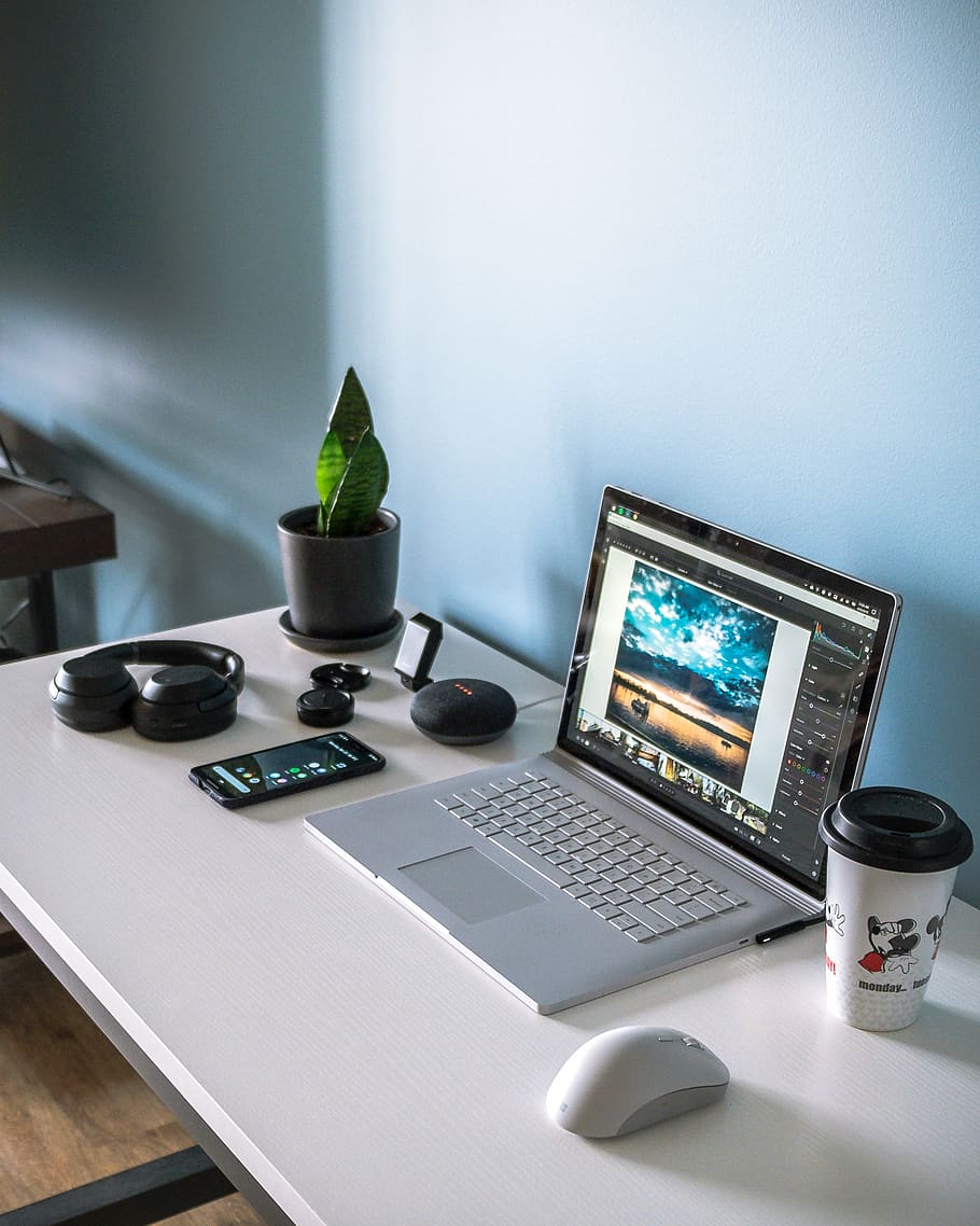 zapnutý Macbook, technologie, počítač, stůl, bezdrátové technologie, lavice, laptop, uvnitř, sdělení, nábytek, spojení, počítačové vybavení, nikdo, stálý život, domácí interiér, vydání, kancelář, klávesnice, rezervovat, počítačová klávesnice, pero, 2K