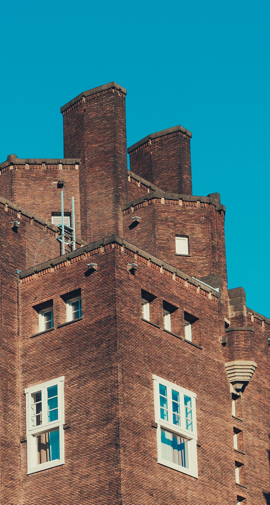 braune Backsteinburg, gebaute Struktur, die Architektur, Gebäudehülle, Fenster, Himmel, Gebäude, klarer Himmel, Flachwinkelansicht, Blau, keine Leute, Natur, Tag, die Vergangenheit, Geschichte, draußen, alt, Stadt, Wohngegend, Backstein, Sonnenlicht, 4K