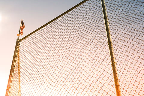 recinzione grigia, bandiera americana, parco, i campi, recinto, schermo, elettronica, schermo antincendio, mobilia, bandiera, simbolo, gli sport, squadra, sport, sport di squadra, lampione, alluminio, macchina, baseball, softball, pallacanestro, nessuno, natura, avvicinamento, confine, barriera, rete - attrezzature sportive, rete metallica, cielo, all'aperto, protezione, filo, copia spazio, giorno, temi animali, luce del sole, animale, insetto, modello, sforzo, 5K, CC0, dominio pubblico, privo di copyright