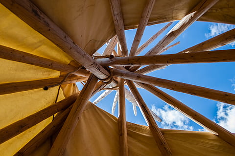 teepee, Inquadratura dal basso, architettura, legno - materiale, struttura costruita, nessuno, giorno, modello, all'aperto, natura, cielo, luce del sole, tetto, sfondi, fotogramma intero, blu, Marrone, direttamente sotto, metallo, viaggio, architrave, 1080P, CC0, dominio pubblico, privo di copyright