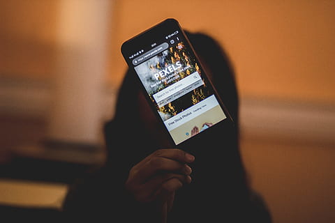 persona che tiene smartphone, display, elettronica, detenzione, macro, mobile, cellulare, Telefono, schermo, smartphone, tecnologia, comunicazione, una persona, tecnologia wireless, temi fotografici, mano umana, parte del corpo umano, mano, concentrarsi sulle conoscenze acquisite, in casa, avvicinamento, smart phone, messa a fuoco selettiva, dispositivo di informazione portatile, connessione, adulto, pellicola della fotocamera, 5K, CC0, dominio pubblico, privo di copyright