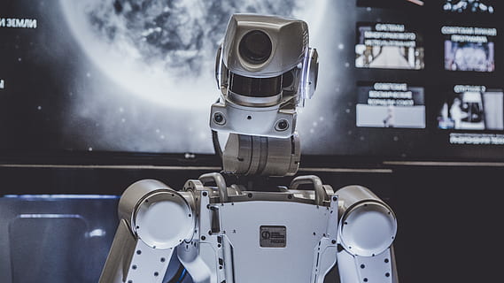 robot bianco, tecnologia, nessuno, in casa, industria cinematografica, sicurezza, avvicinamento, concentrarsi sulle conoscenze acquisite, cultura artistica e intrattenimento, comunicazione, temi fotografici, giorno, macchinario, attrezzatura, esplorazione dello spazio, astronomia, esplorazione, color argento, riflessione, sorveglianza, 8K, CC0, dominio pubblico, privo di copyright